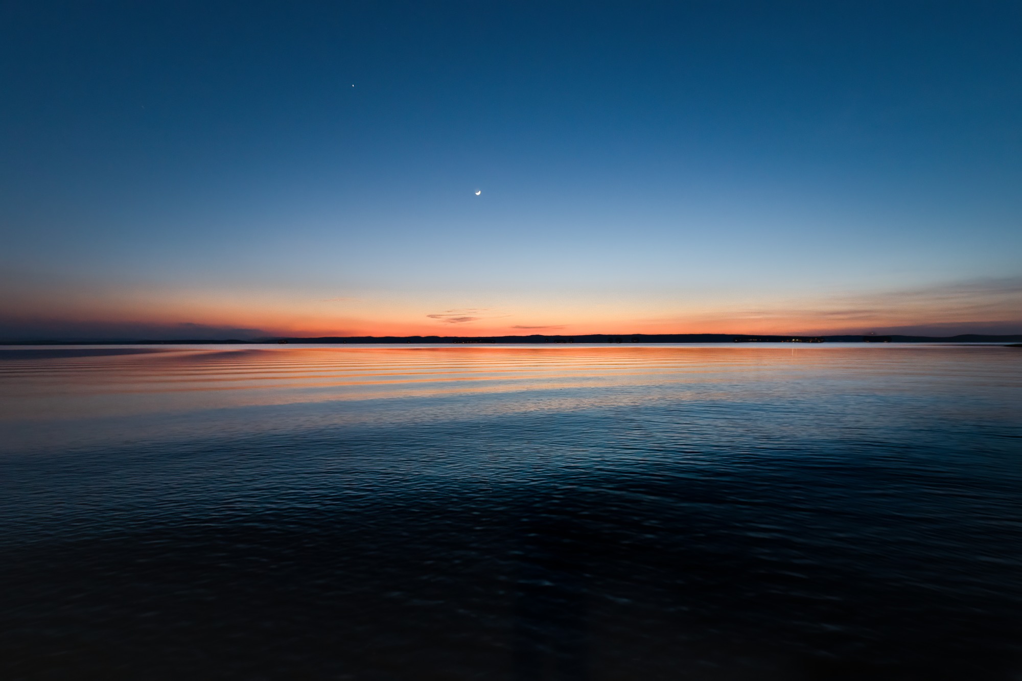 Blaue Stunde am Neusiedler See nach Sonnenuntergang