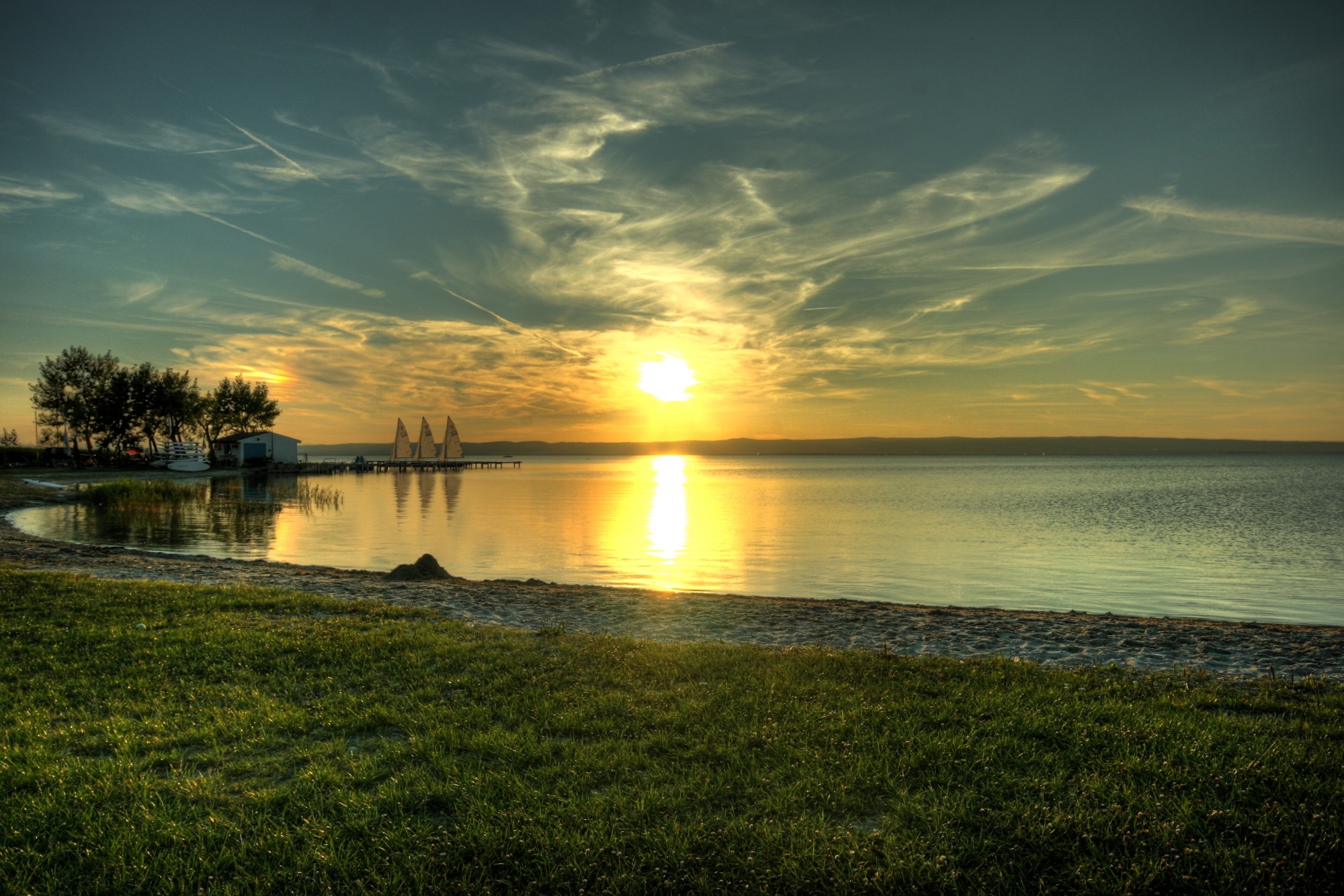 Sonnenuntergang am Nordstrand von Podersdorf mit Spiegelung im See