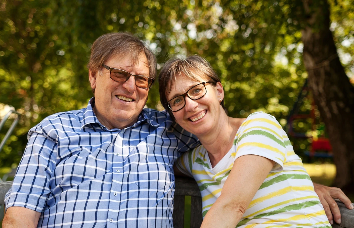 Die Gastgeber Josef und Andrea auf einer Gartenbank