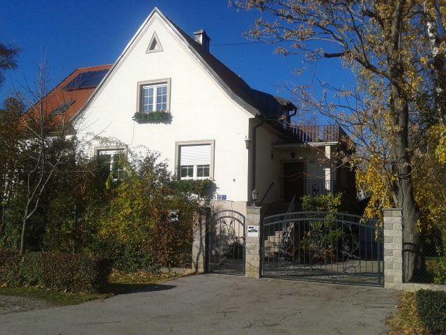 Außenansicht des Hauses mit Eingangstor