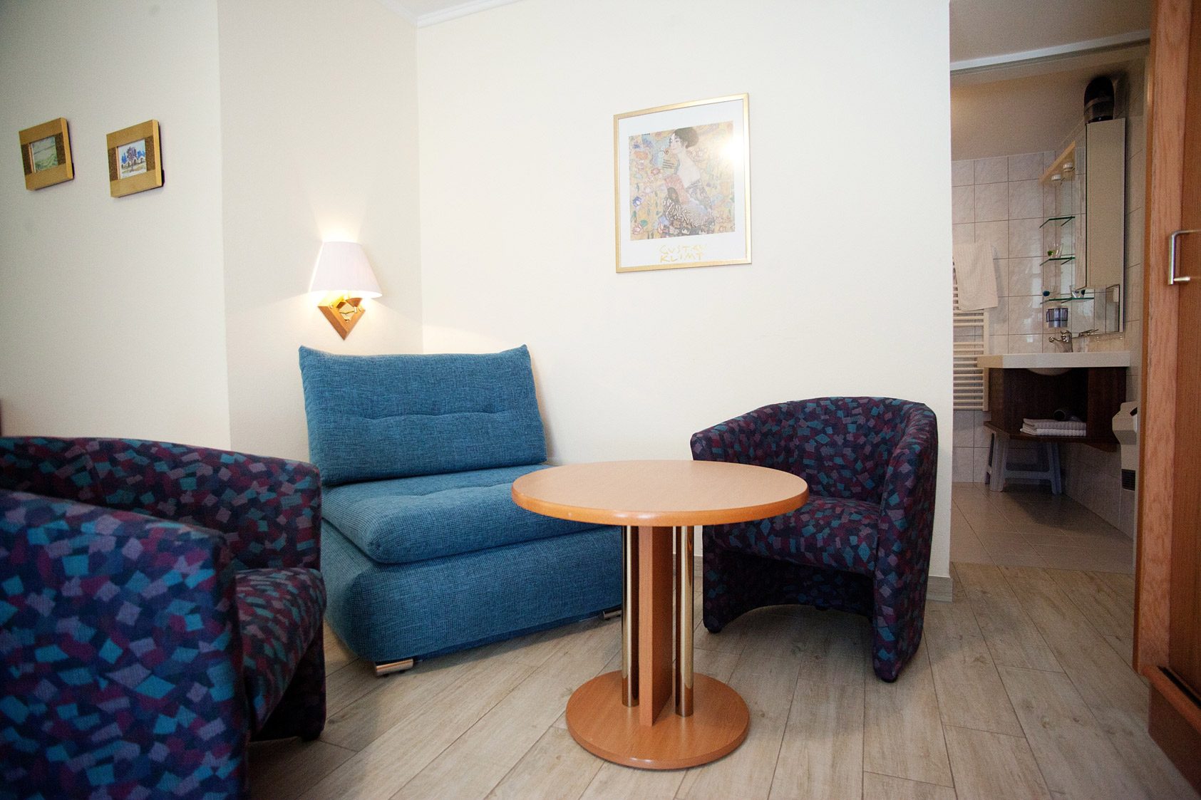 Sitzecke mit blauem Sofa, Sesseln und Tisch