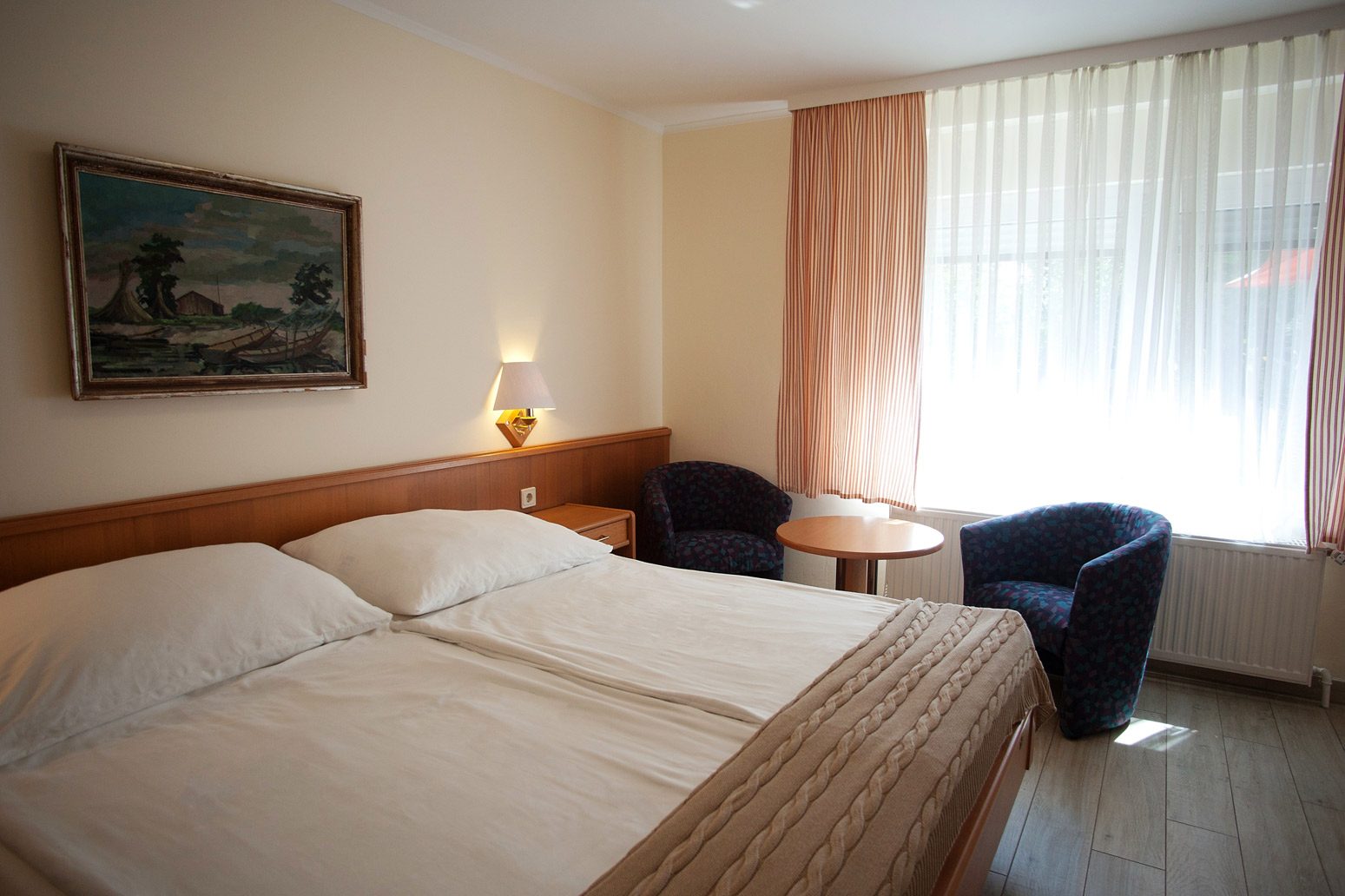 Schlafzimmer mit Doppelbett und Fenster